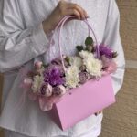 нежная композиция в сумочке с лавандовыми розами