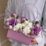 нежная композиция в сумочке с лавандовыми розами