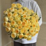 пышный букет из кустовых роз Сильва Санни