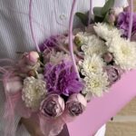 нежная композиция в сумочке с лавандовыми розами
