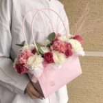 нежная цветочная композиция в сумочке