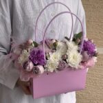 нежная композиция в сумочке с лавандовыми розами
