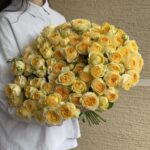 пышный букет из кустовых роз Сильва Санни