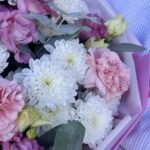 «Нежный рассвет» букет из кустовой хризантемы, диантуса, эустомы и эвкалипта — изображение 6