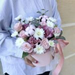 «Пудровое облаков коробке» из кустовых роз, эустом и хризантем кустовых