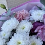 «Нежный рассвет» букет из кустовой хризантемы, диантуса, эустомы и эвкалипта — изображение 5