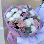 «Нежный рассвет» букет из кустовой хризантемы, диантуса, эустомы и эвкалипта — изображение 4