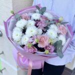 «Нежный рассвет» букет из кустовой хризантемы, диантуса, эустомы и эвкалипта — изображение 3