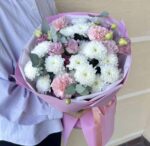 «Нежный рассвет» букет из кустовой хризантемы, диантуса, эустомы и эвкалипта